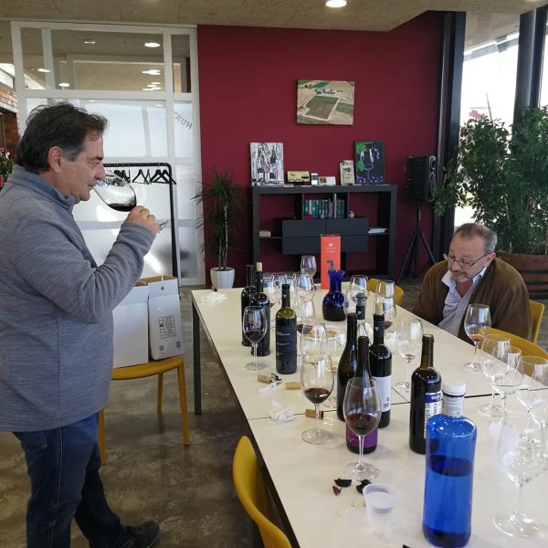 Visita a Vinya els Vilars del crític de vins del diari ABC
